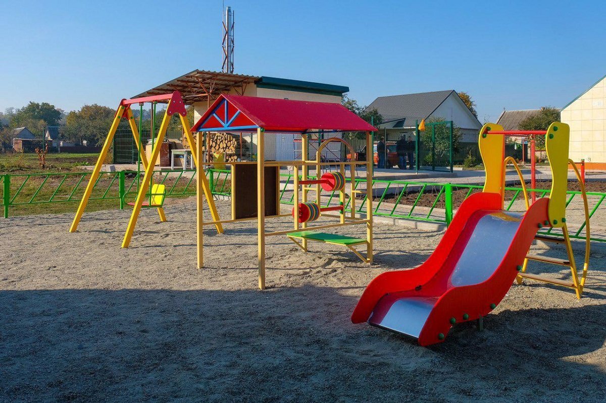 Рядом - яркая детская площадка Рядом - яркая детская площадка