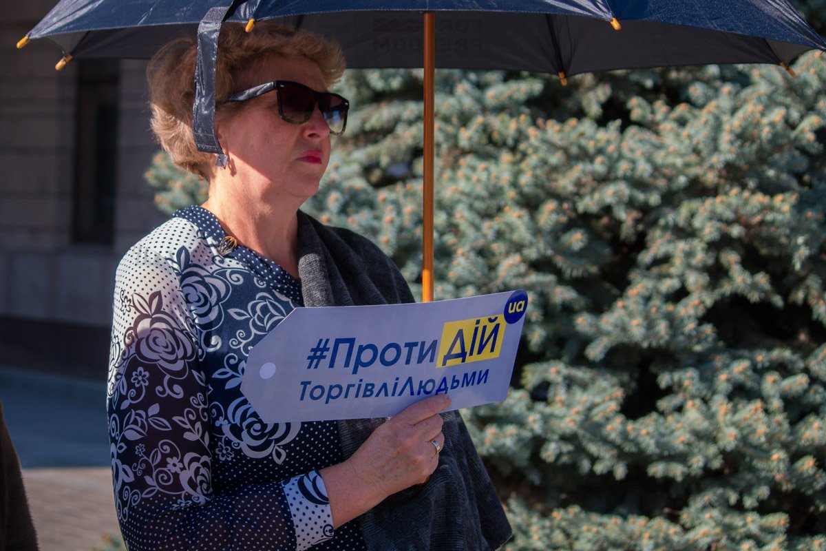 Эта дата призвана повышать уровень осведомленности о торговле людьми Эта дата призвана повышать уровень осведомленности о торговле людьми