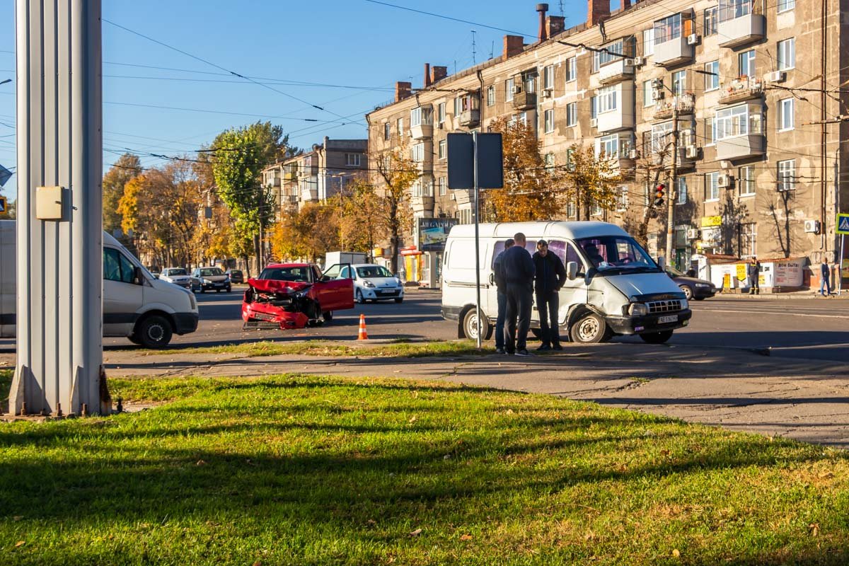 Авария случилась на перекрестке проспекта Богдана Хмельницкого и улицы Титова