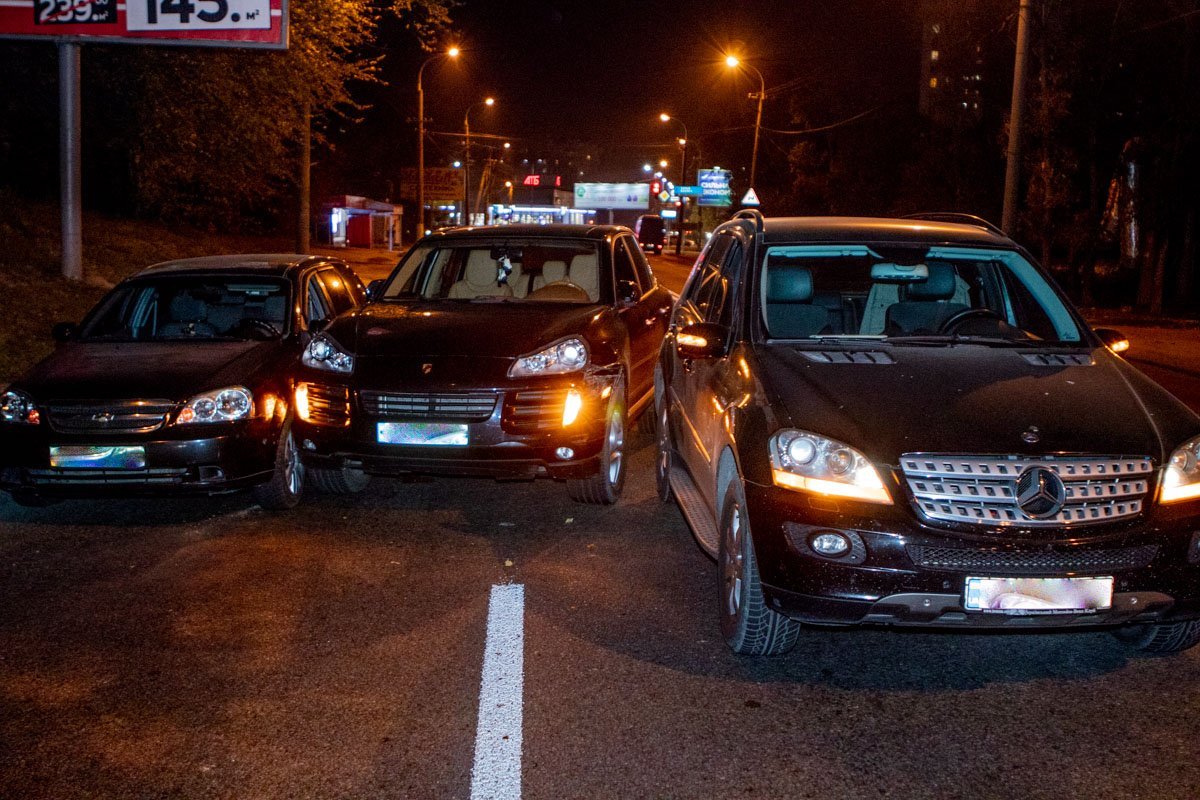 На Космической столкнулись Porsche, Chevrolet и Mercedes На Космической столкнулись Porsche, Chevrolet и Mercedes