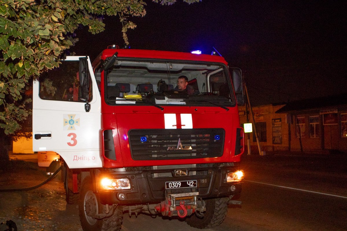 Полностью потушить горящий дом удалось в 22:25 Полностью потушить горящий дом удалось в 22:25