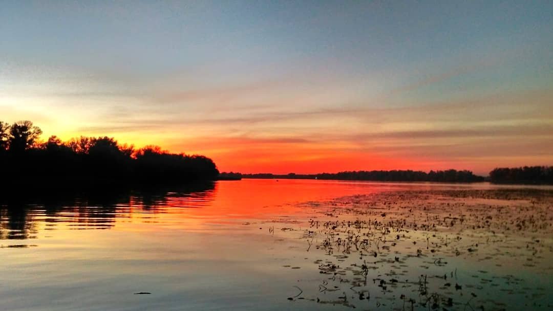 Красивый закат на Днепре. Фото: dmfprodua