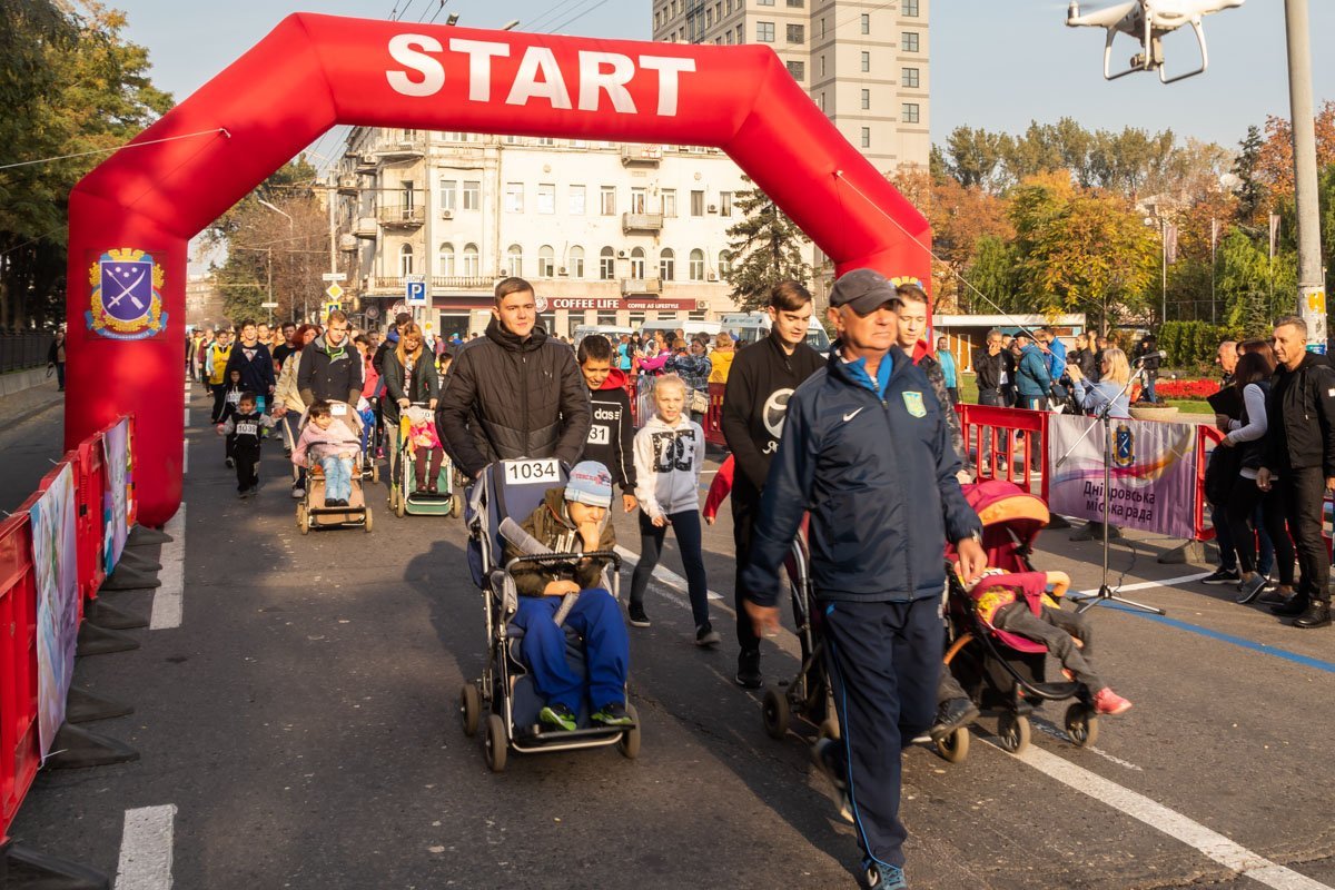 Во главе марша спортсменов были детки с инвалидностью, которых опекает фонд «Неспокойные сердца»
