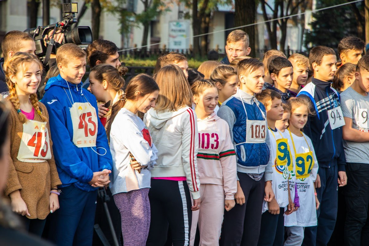 У учеников каждой из школ был свой отличительный знак