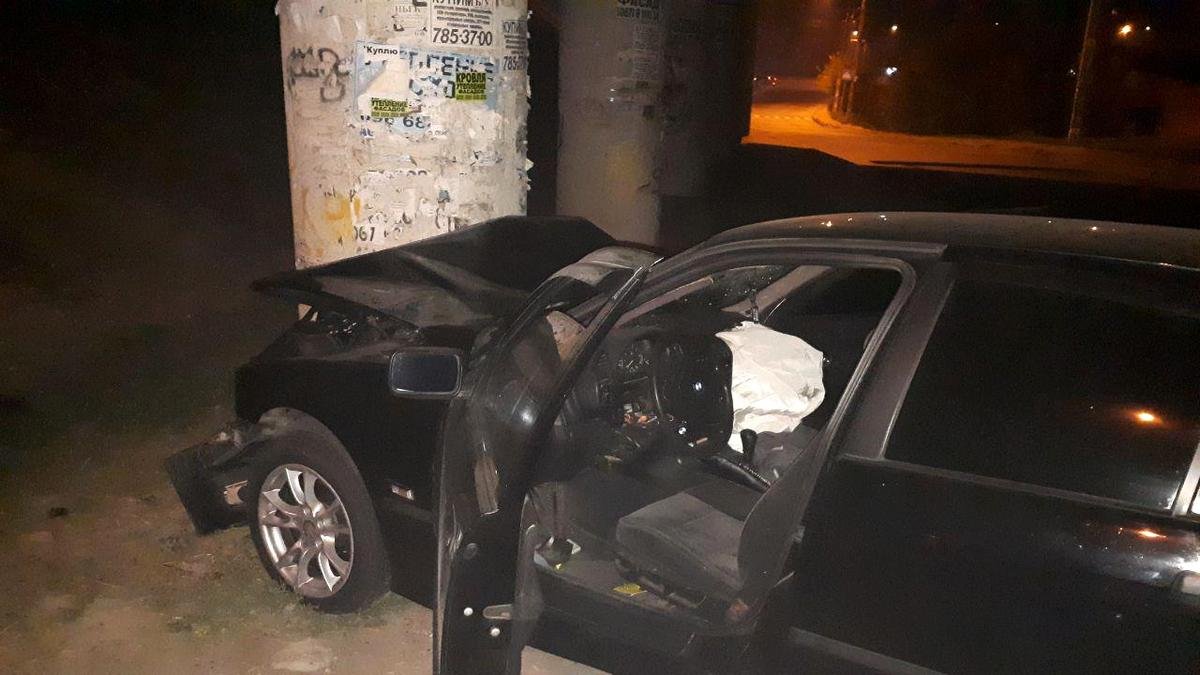 На улице Мильмана BMW на скорости "влетел" в опору Южного моста