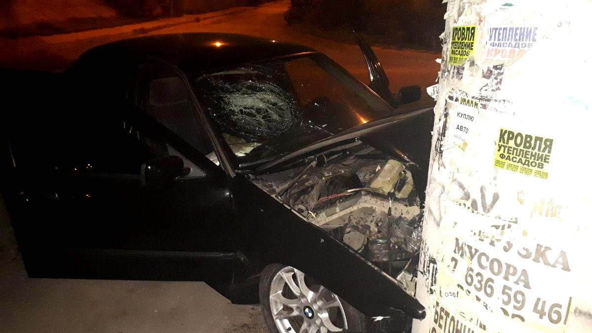 Несмотря на серьезные повреждения автомобиля, и водитель, и пассажир отделались лишь легким испугом