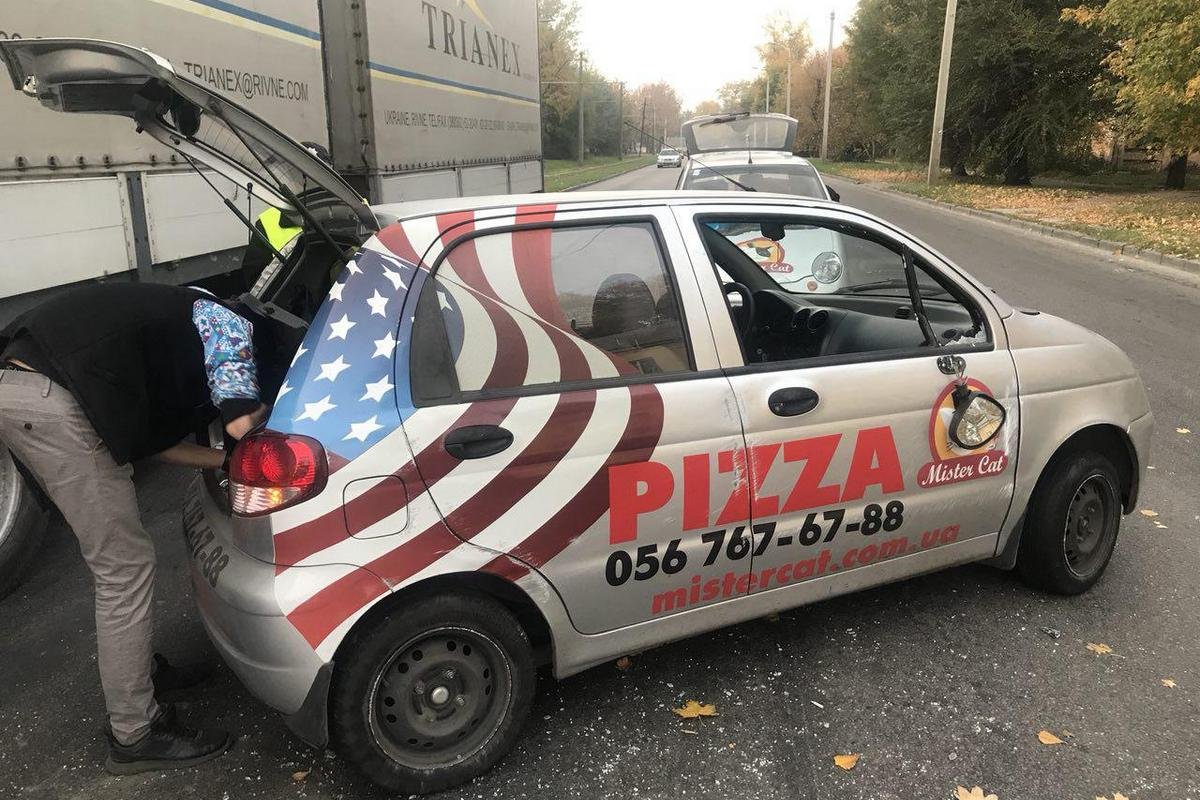 Предварительно, парень услуг за рулем и зацепил столб Предварительно, парень услуг за рулем и зацепил столб