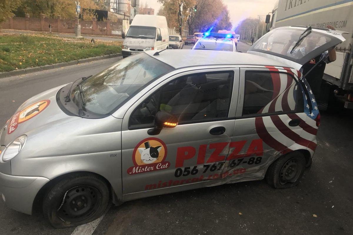 После это его вынесло на встречку, где он зацепил бордюр и едва не снес светофор После это его вынесло на встречку, где он зацепил бордюр и едва не снес светофор