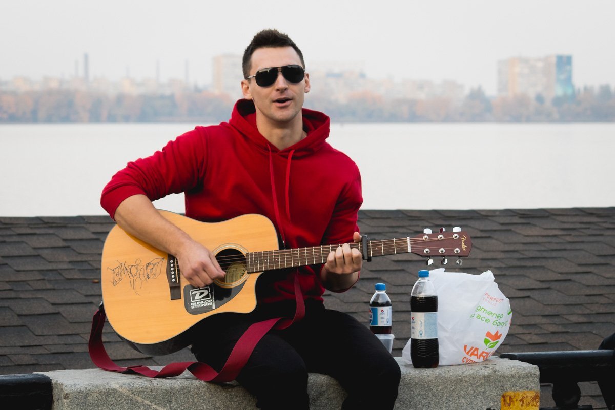 Один из тез, кто выражает свои чувства с помощью музыки