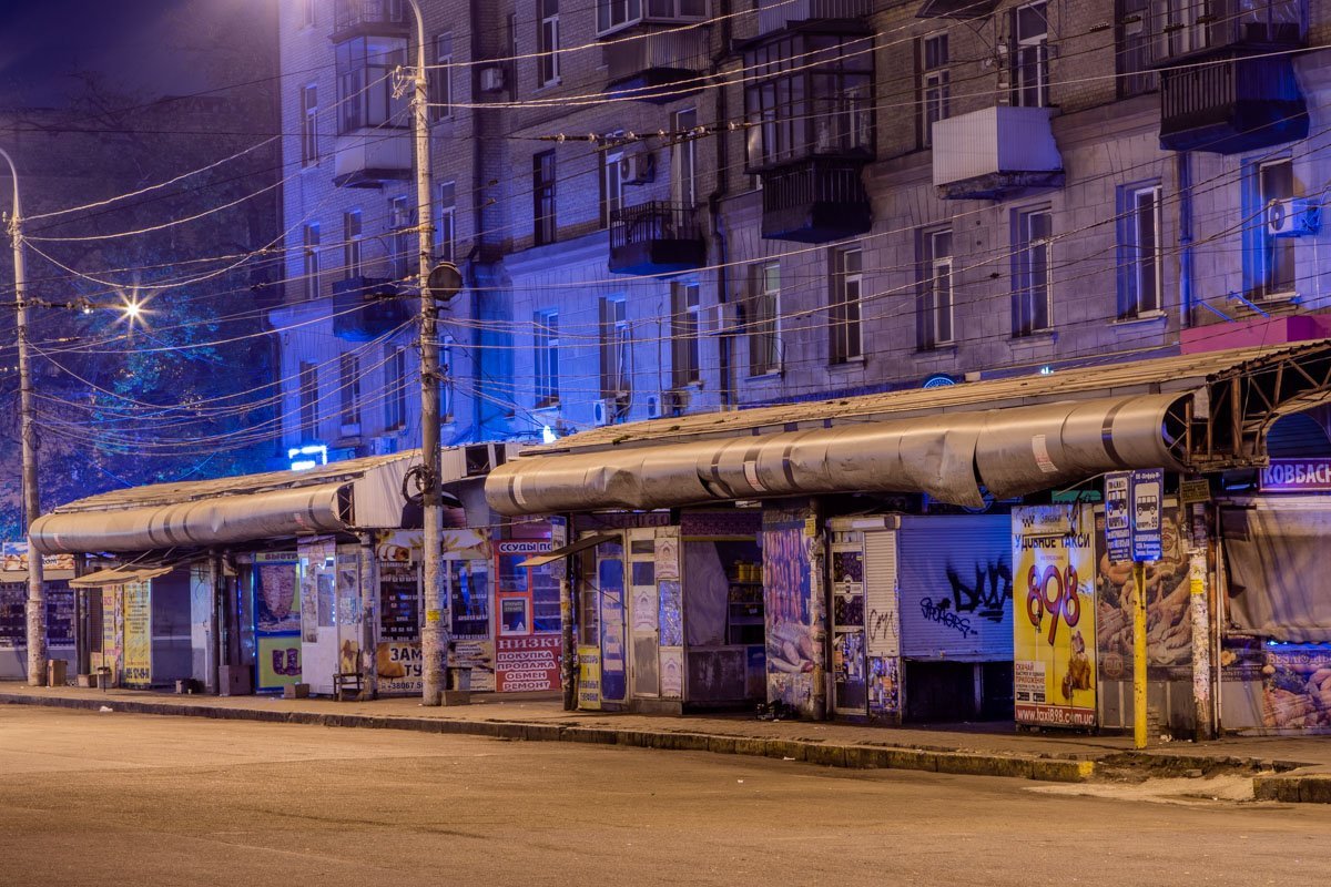 Опустевшая, как в фильме ужасов, площадь выглядит грустно и уныло одновременно Опустевшая, как в фильме ужасов, площадь выглядит грустно и уныло одновременно