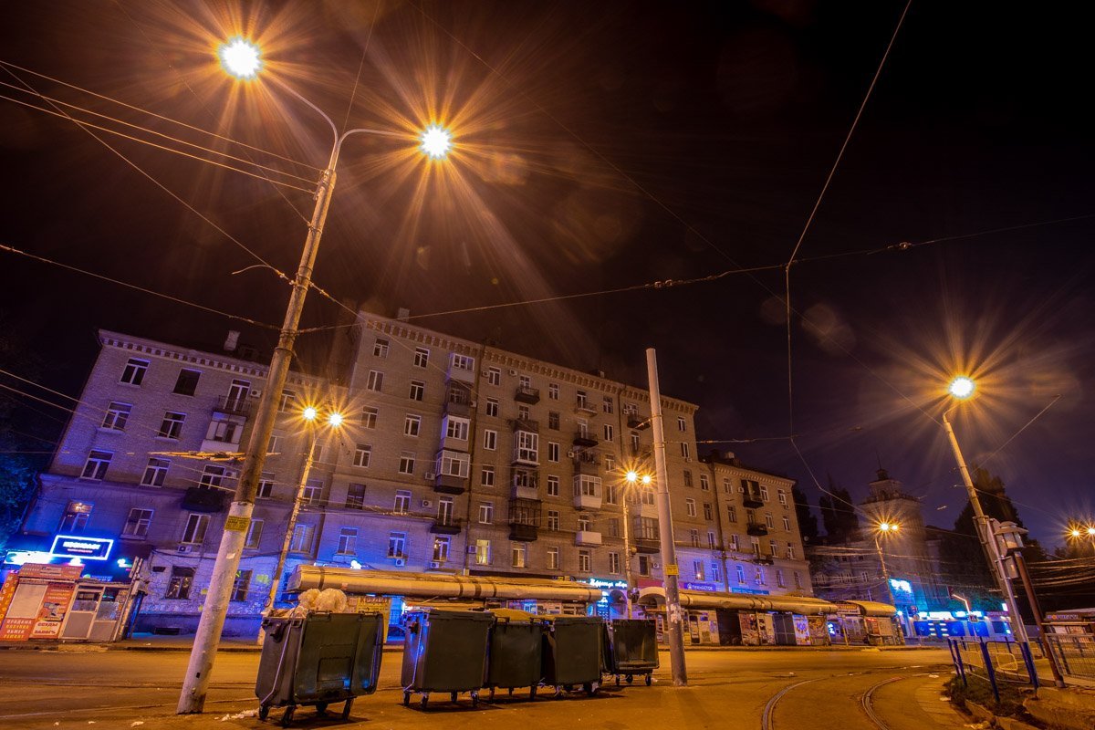 Узкие дороги захламлены неопрятными киосками Узкие дороги захламлены неопрятными киосками