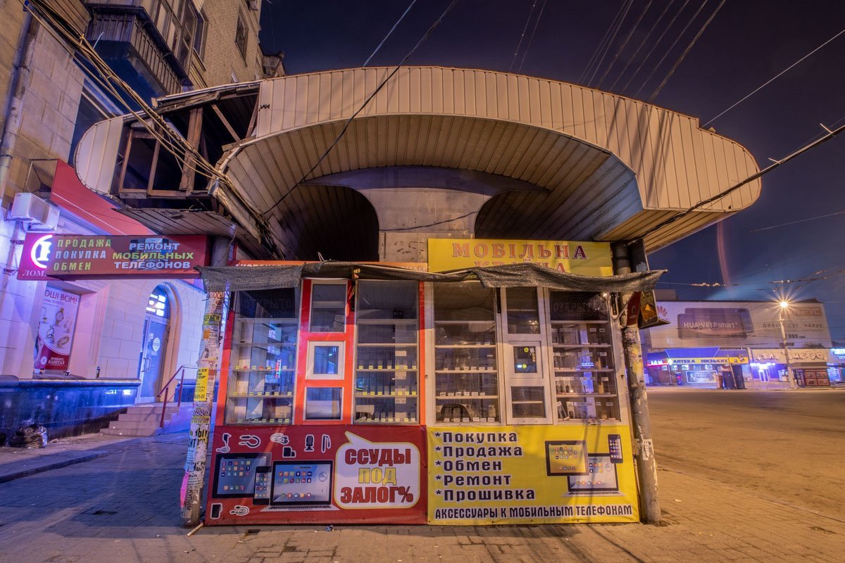 Площадь так и просит, чтобы ее привели в порядок Площадь так и просит, чтобы ее привели в порядок