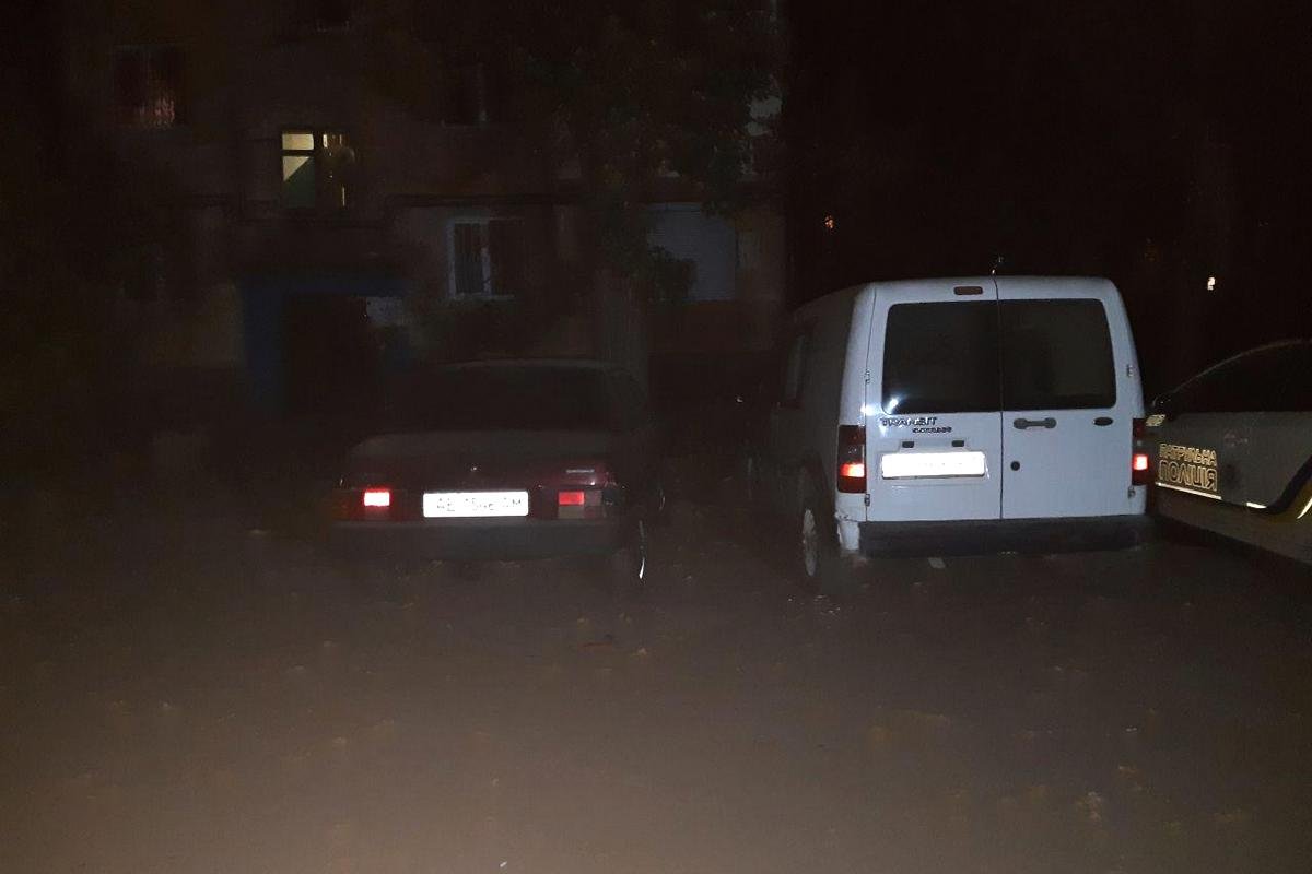 Автомобили стояли припаркованные во дворе Автомобили стояли припаркованные во дворе