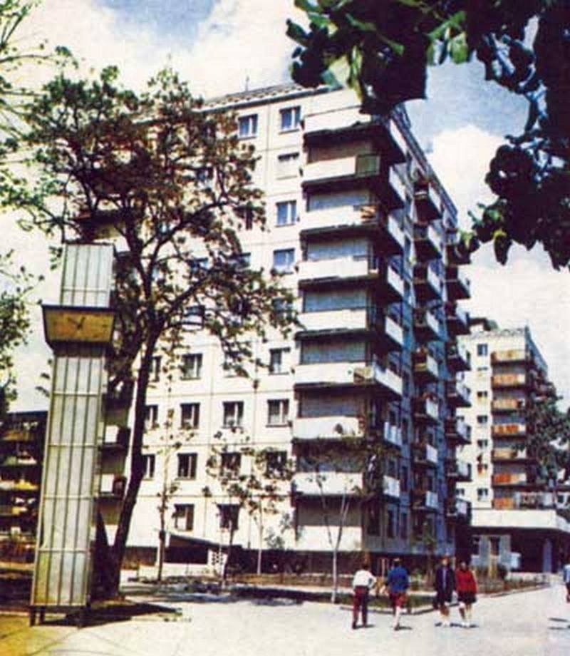 Первый девятиэтажный дом на углу улиц Воскресенской и Князя Владимира Великого (бывшие Ленина и Плеханова). Фото 1970-х годов Первый девятиэтажный дом на углу улиц Воскресенской и Князя Владимира Великого (бывшие Ленина и Плеханова). Фото 1970-х годов