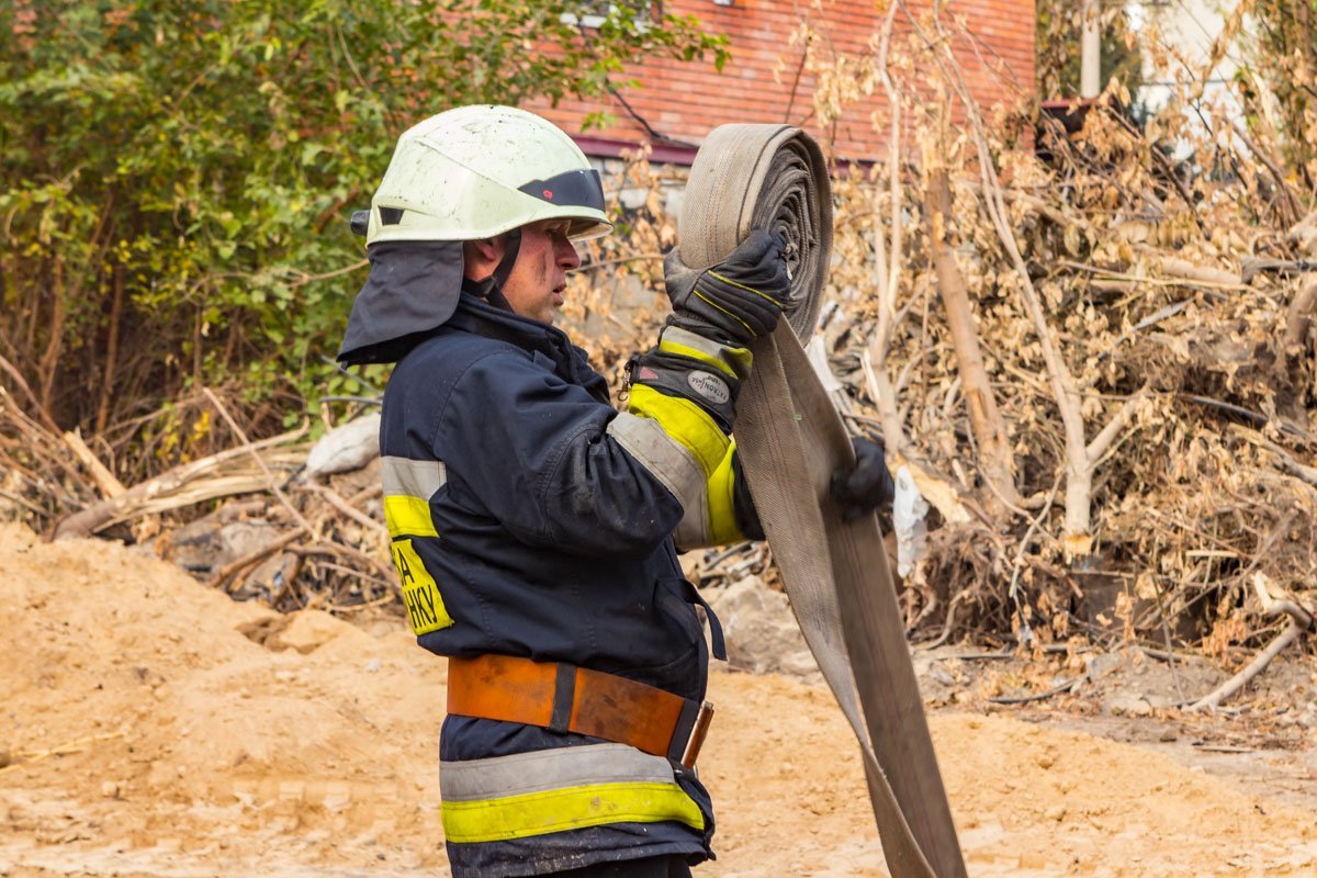 На борьбу с огнем немедленно направили спасателей На борьбу с огнем немедленно направили спасателей