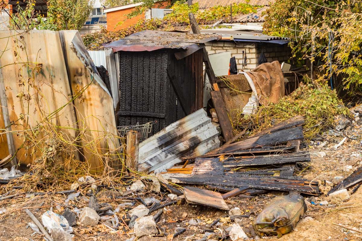 Местные жители рассказали, что в доме живет неблагополучная семья Местные жители рассказали, что в доме живет неблагополучная семья