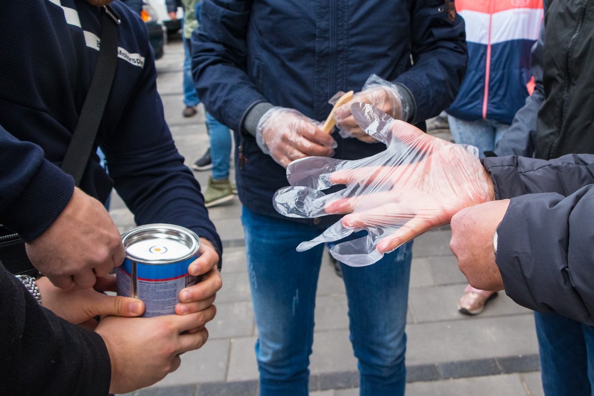 Активисты закрашивали надписи Активисты закрашивали надписи