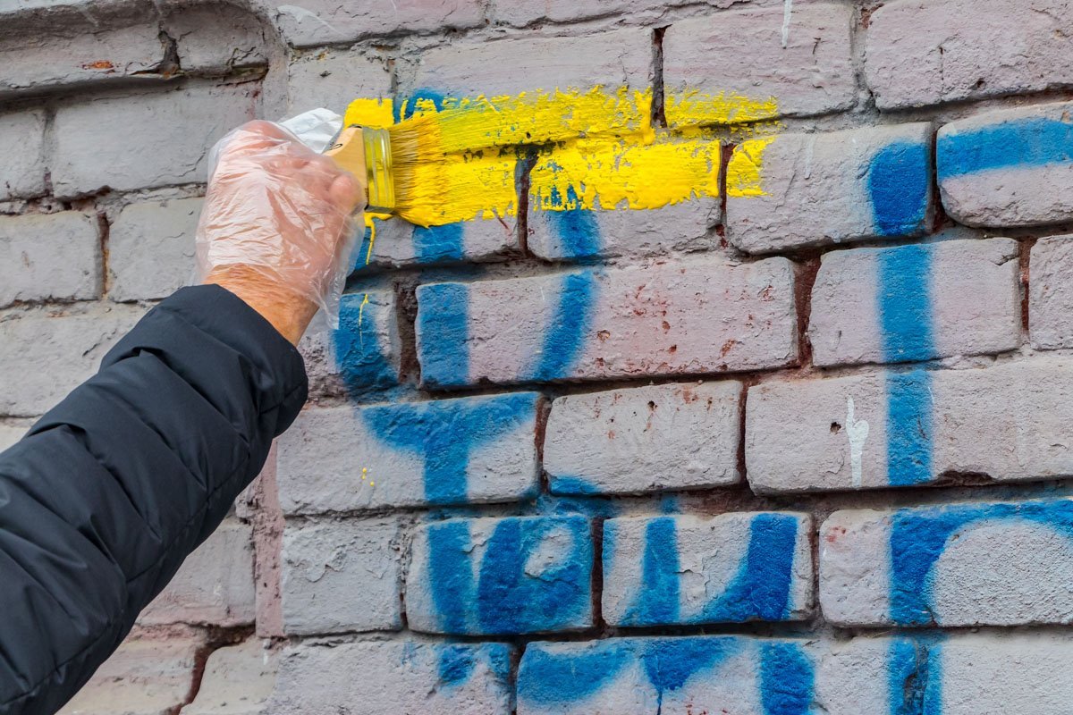 Активисты уничтожили более 50-ти надписей в Днепре Активисты уничтожили более 50-ти надписей в Днепре