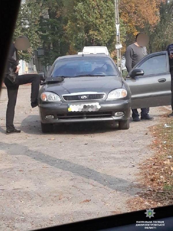 Таксист возле автомобиля употреблял алкоголь Таксист возле автомобиля употреблял алкоголь