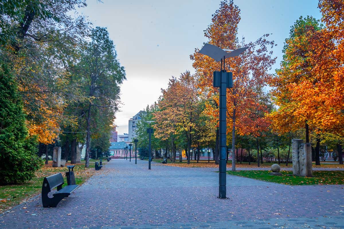 Сквер без людей выглядит иначе Сквер без людей выглядит иначе