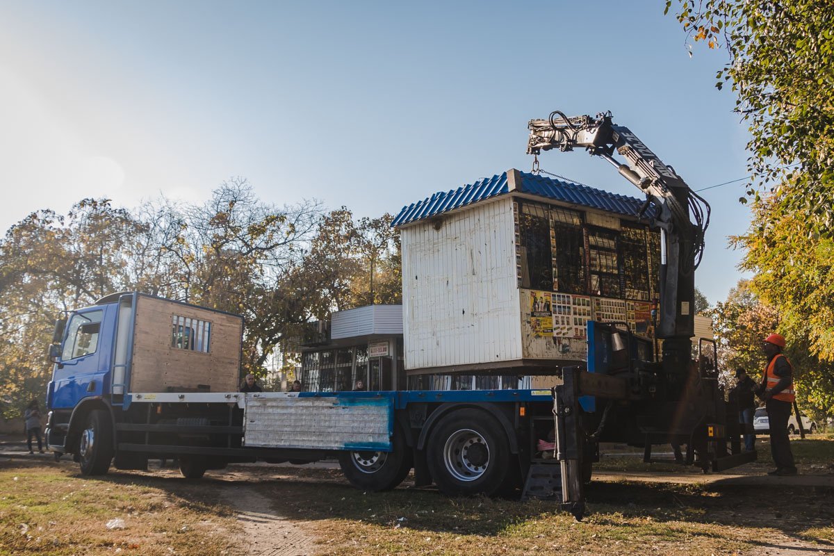 При необходимости хозяин может оплатить демонтаж — 500 гривен за квадратный метр — и забрать сооружение обратно При необходимости хозяин может оплатить демонтаж — 500 гривен за квадратный метр — и забрать сооружение обратно