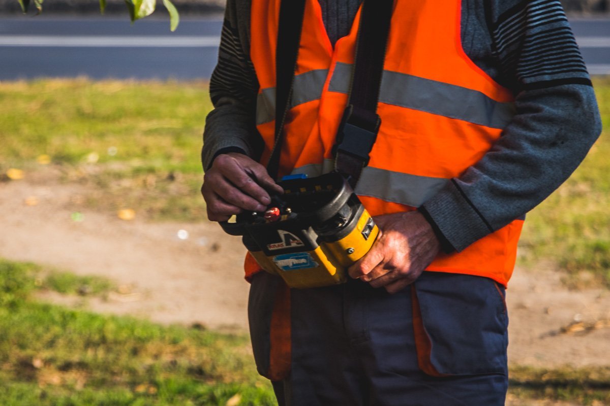 Легким движением руки крушит чужие судьбы Легким движением руки крушит чужие судьбы