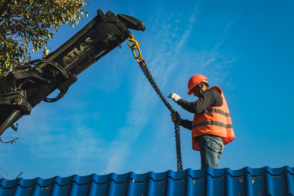Коммунальщики уже приловчились сносить подобные сооружения Коммунальщики уже приловчились сносить подобные сооружения