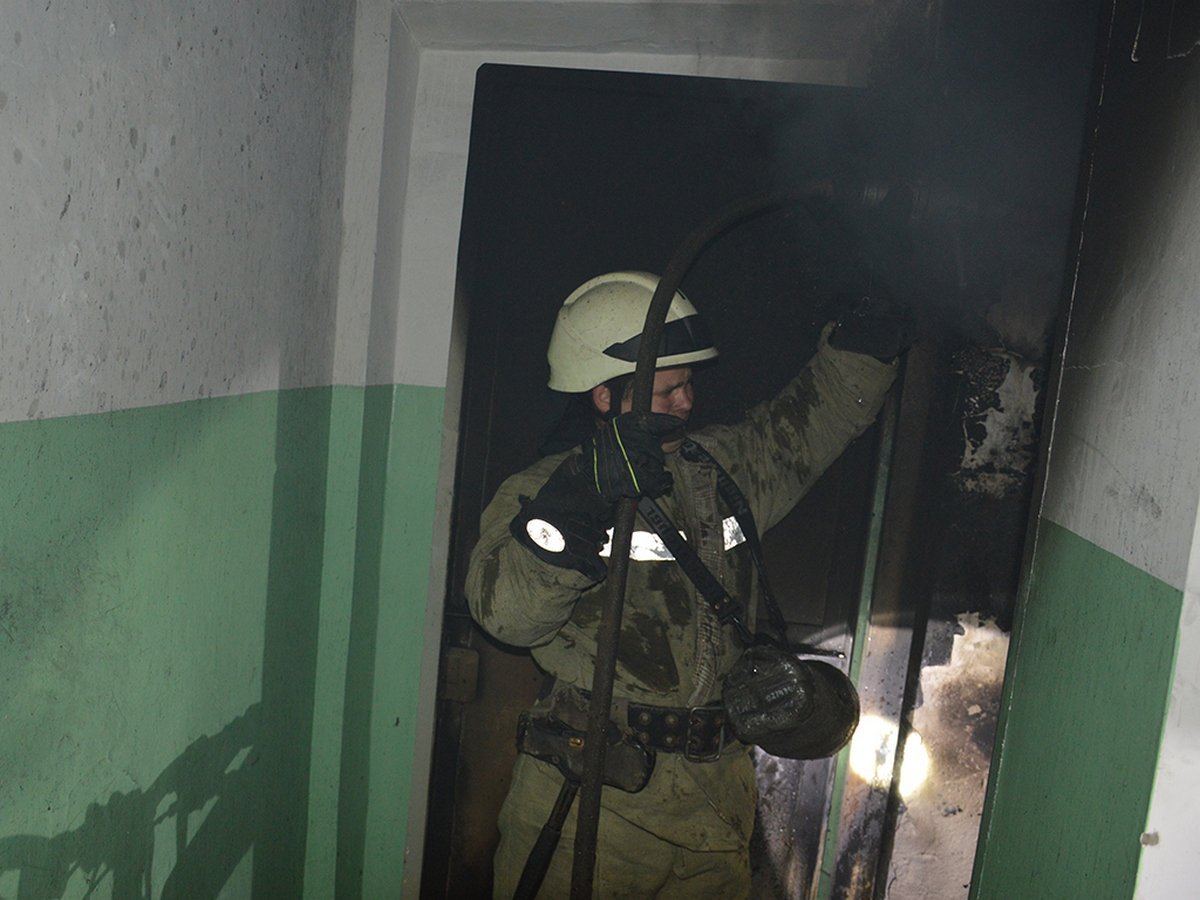 Спасатели установили, что пожар возник в подвальном помещении Спасатели установили, что пожар возник в подвальном помещении