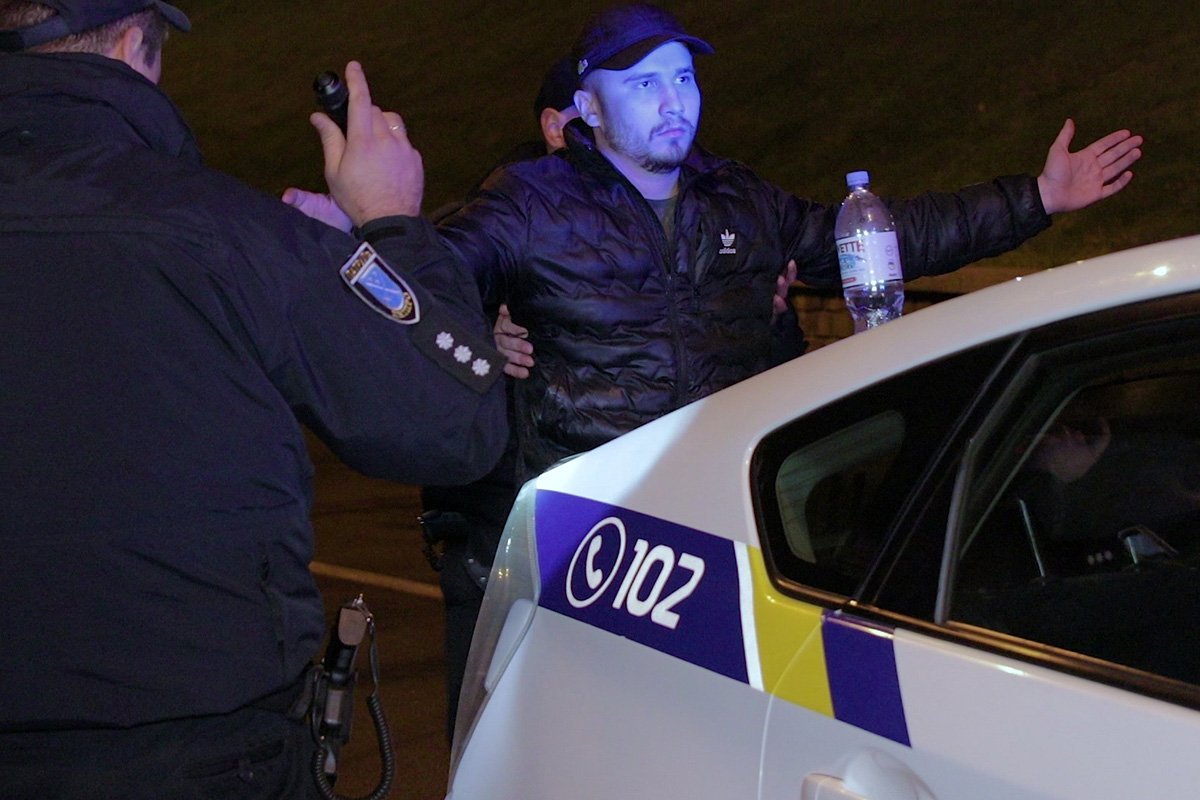 Перед тем, как уехать с места, водителя обыскали 