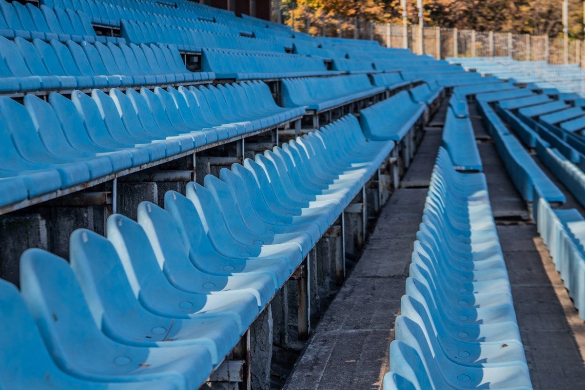 ... то только ветер, гуляющий между рядами