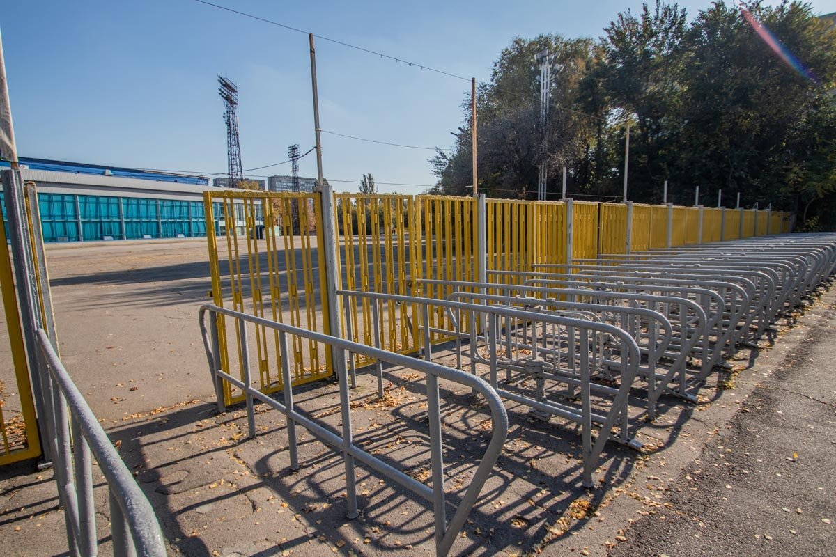 Если раньше пропускные ворота трещали от толп, то сейчас от коррозии 