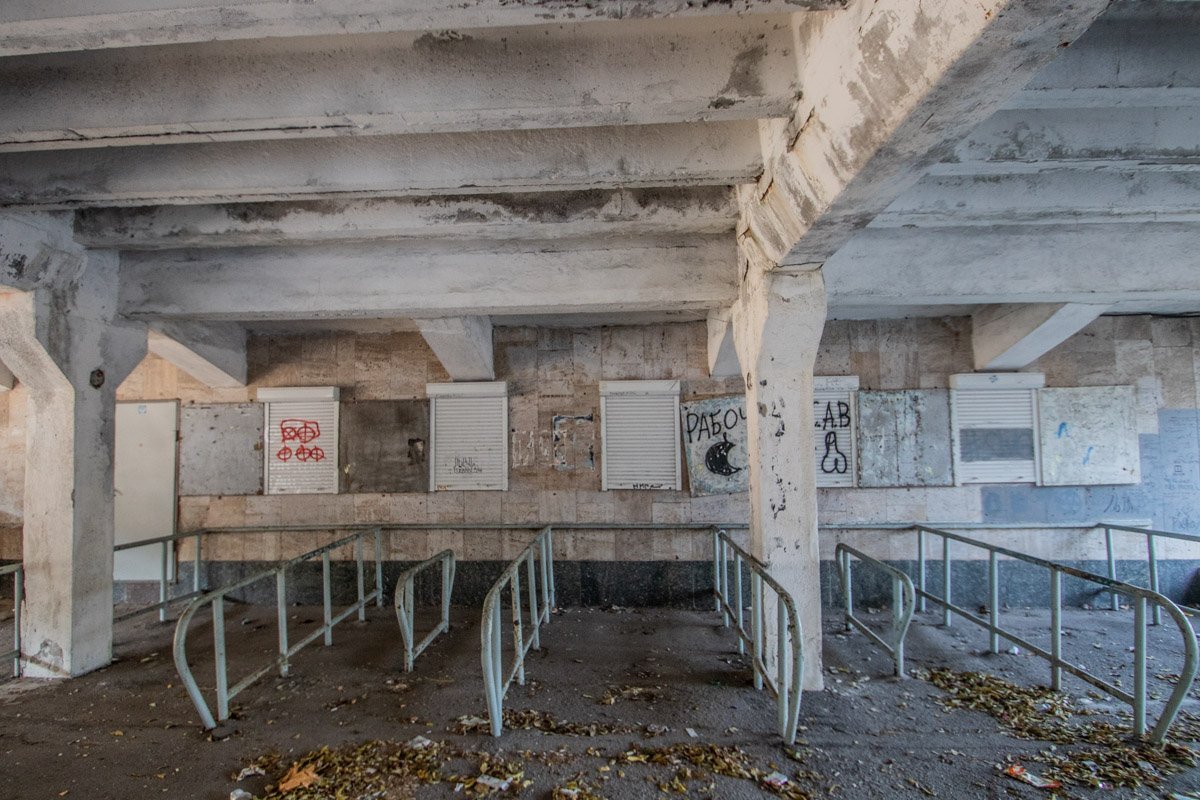 Символы на стенах максимально точно описывают состояние стадиона