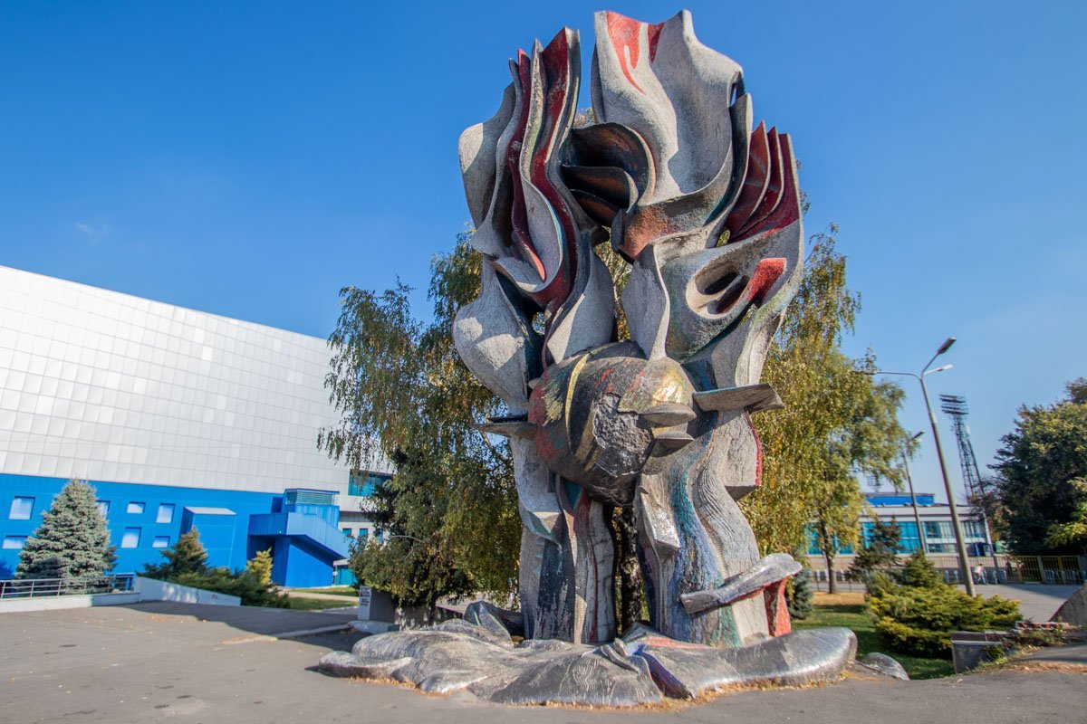 Выживший метеор, вечно пылающий у входа на стадион