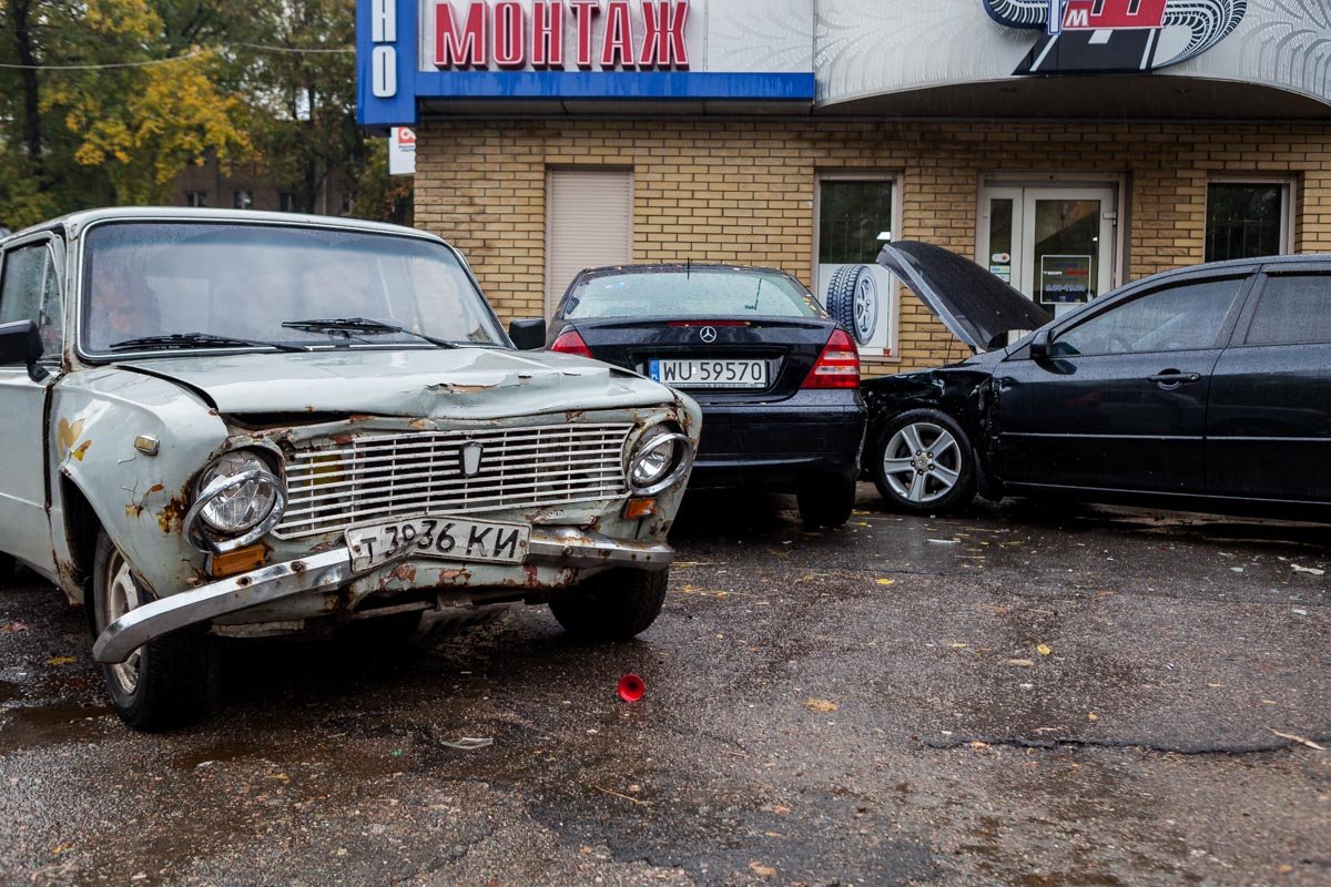 Нетрезвый водитель "Жигули" разбил две иномарки и попал в больницу