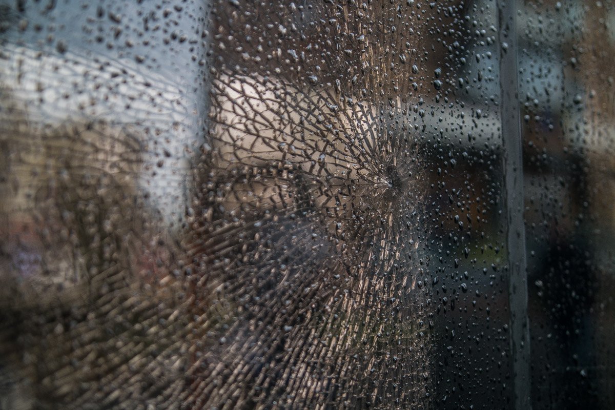 Во всех транспортных средствах разбиты стекла