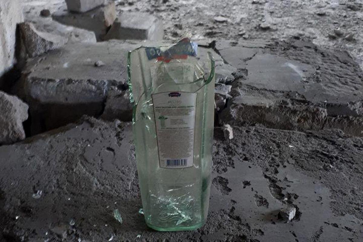 Также в здании были разбитые бутылки