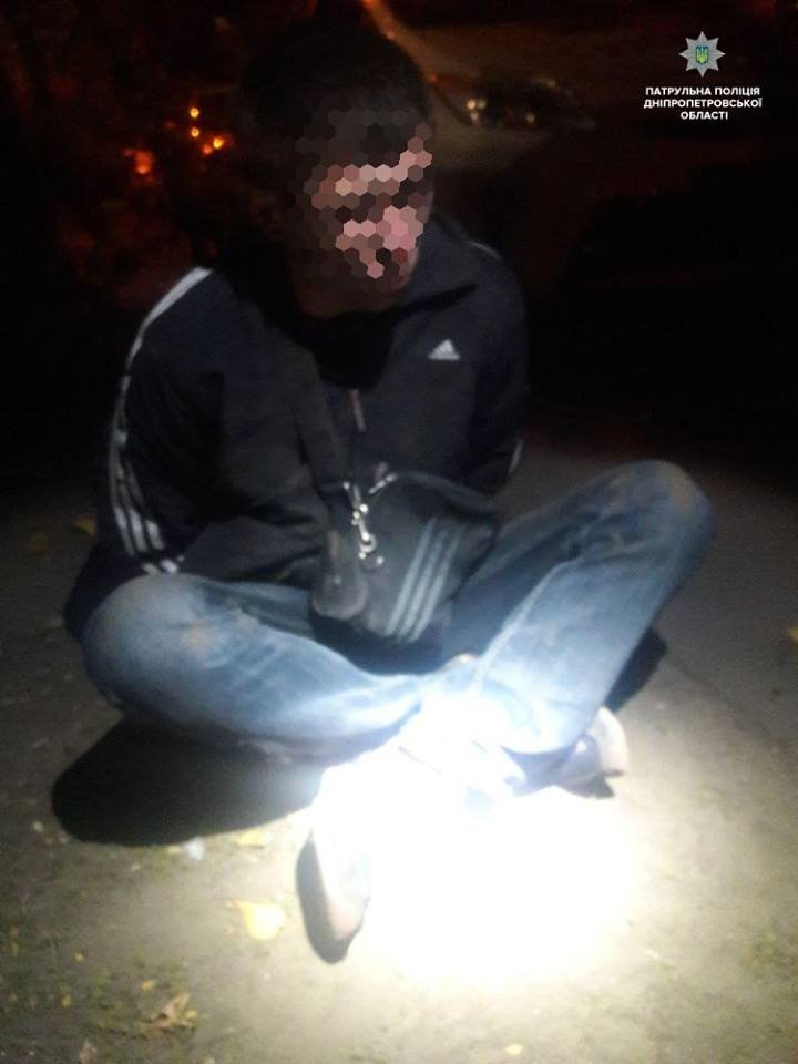 Мужчина бросился под колеса авто и ударил женщину-водителя отверткой 