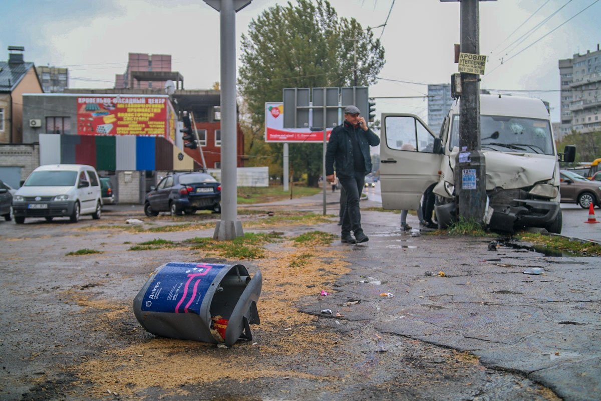 От удара маршрутку занесло в столб