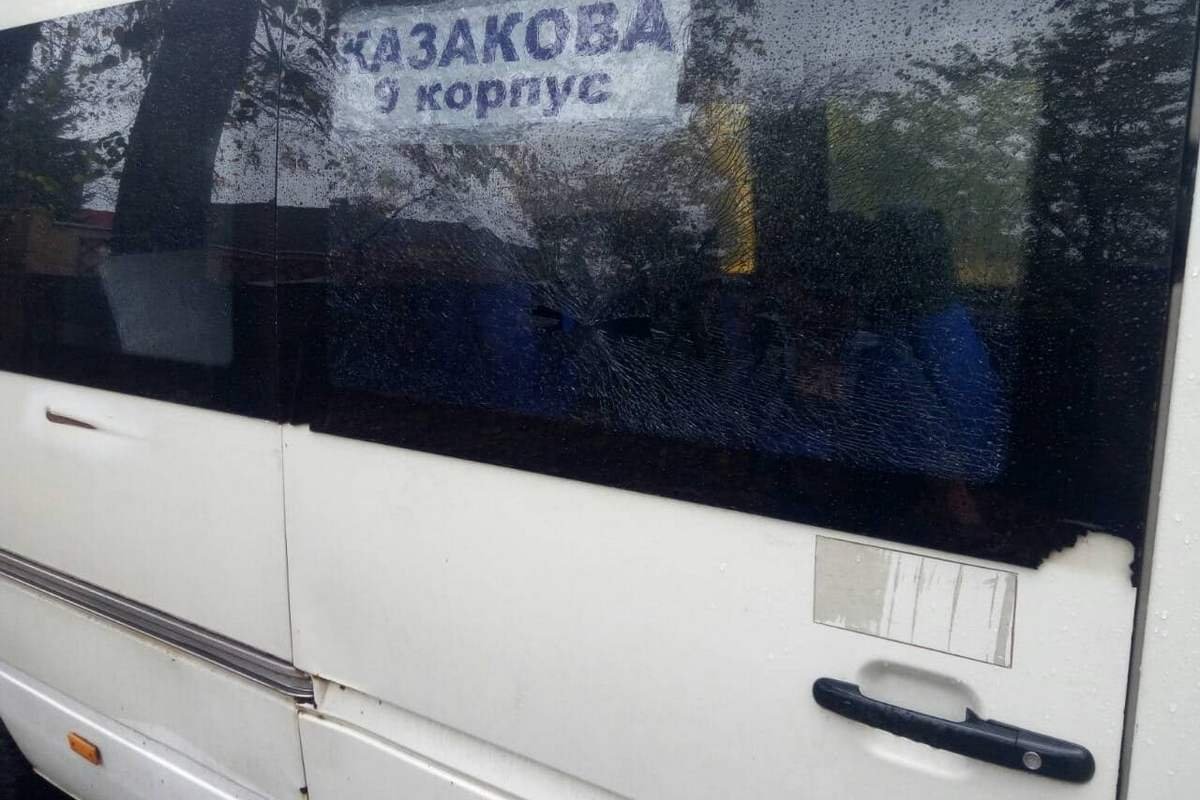 В маршрутке разбито боковое стекло