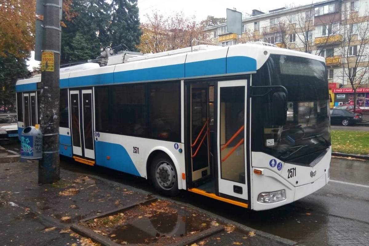 Злоумышленники также обстреляли троллейбус