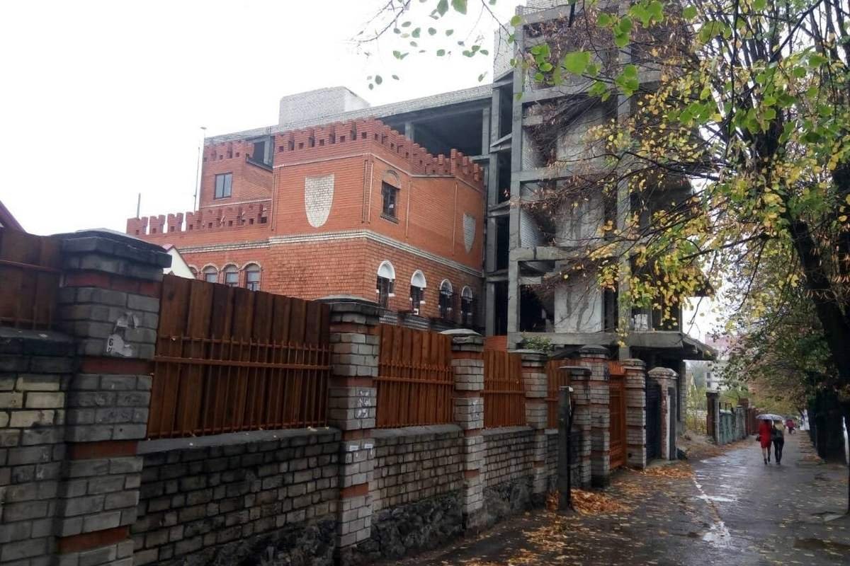 Предварительно, злоумышленники стреляли из заброшенного здания на проспекте Гагарина