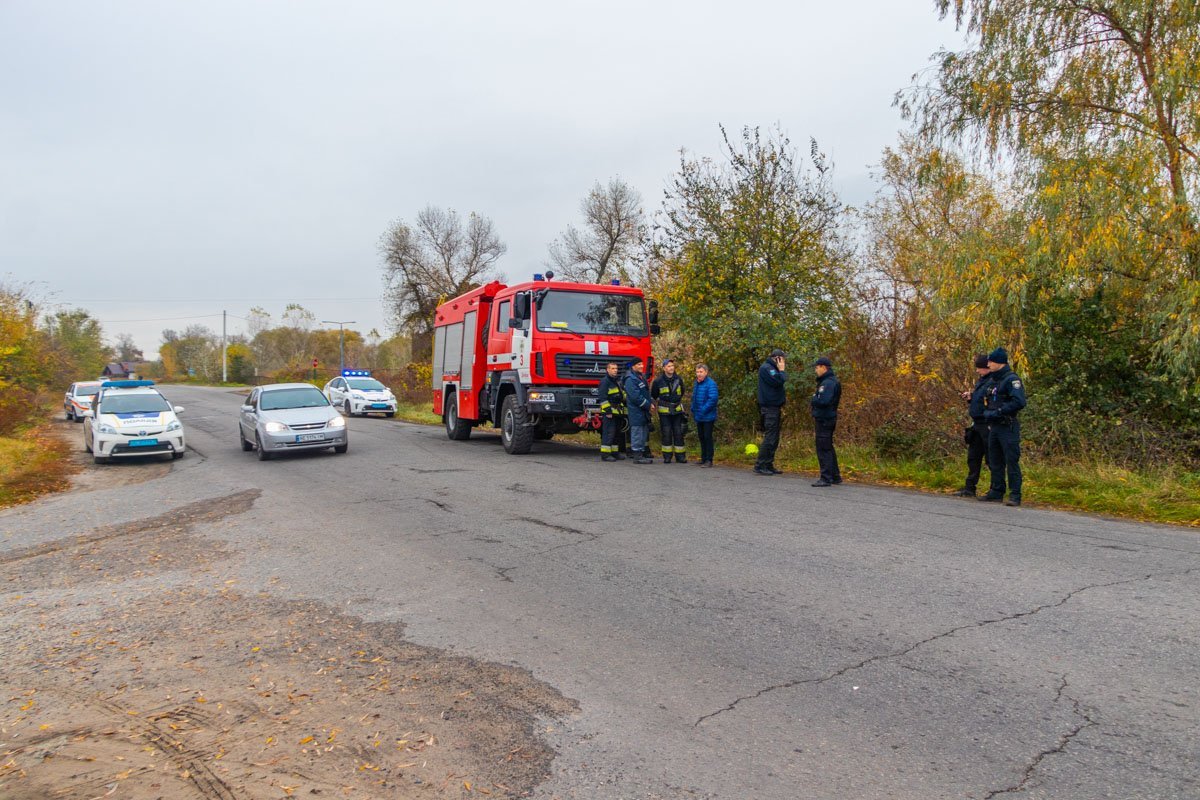 Из машины водителя доставали спасатели, поскольку у мужчины зажало ногу конструкцией автомобиля