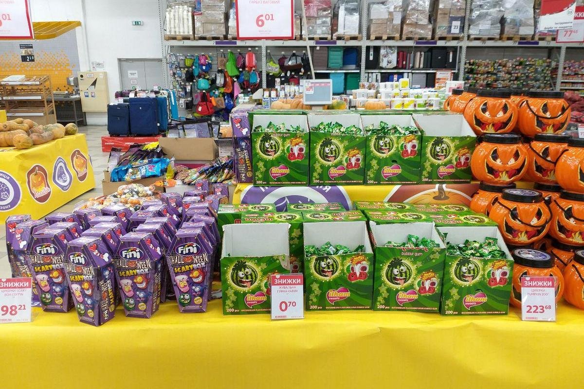 На прилавке тесно от количества товаров На прилавке тесно от количества товаров