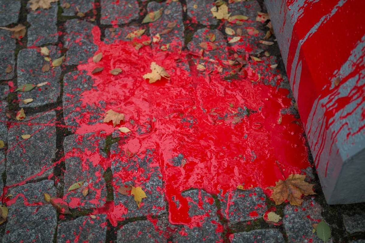 Краска еще свежая Краска еще свежая