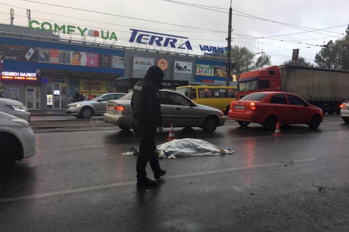 В Днепре возле Terra грузовик сбил пенсионерку и скрылся с места аварии В Днепре возле Terra грузовик сбил пенсионерку и скрылся с места аварии