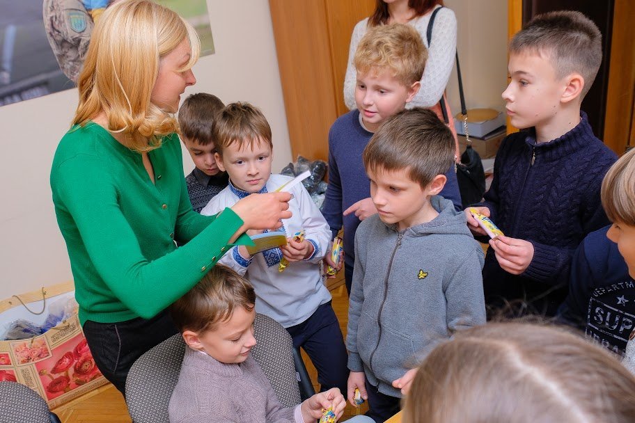 Увидели, где помогают АТОшникам, буккроссинг и «горячую линию». Время перекусить.