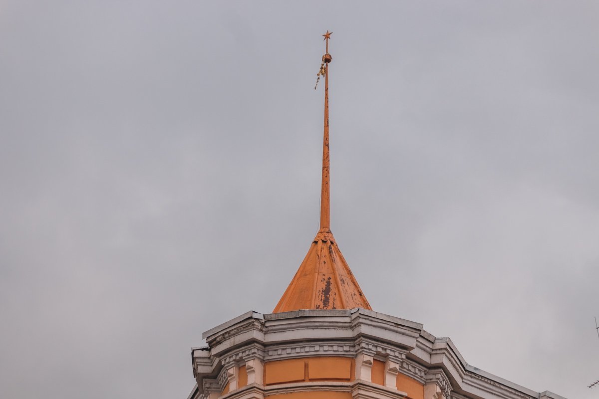 Царапает небо