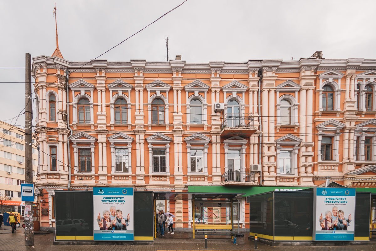 Раньше здание было другого цвета