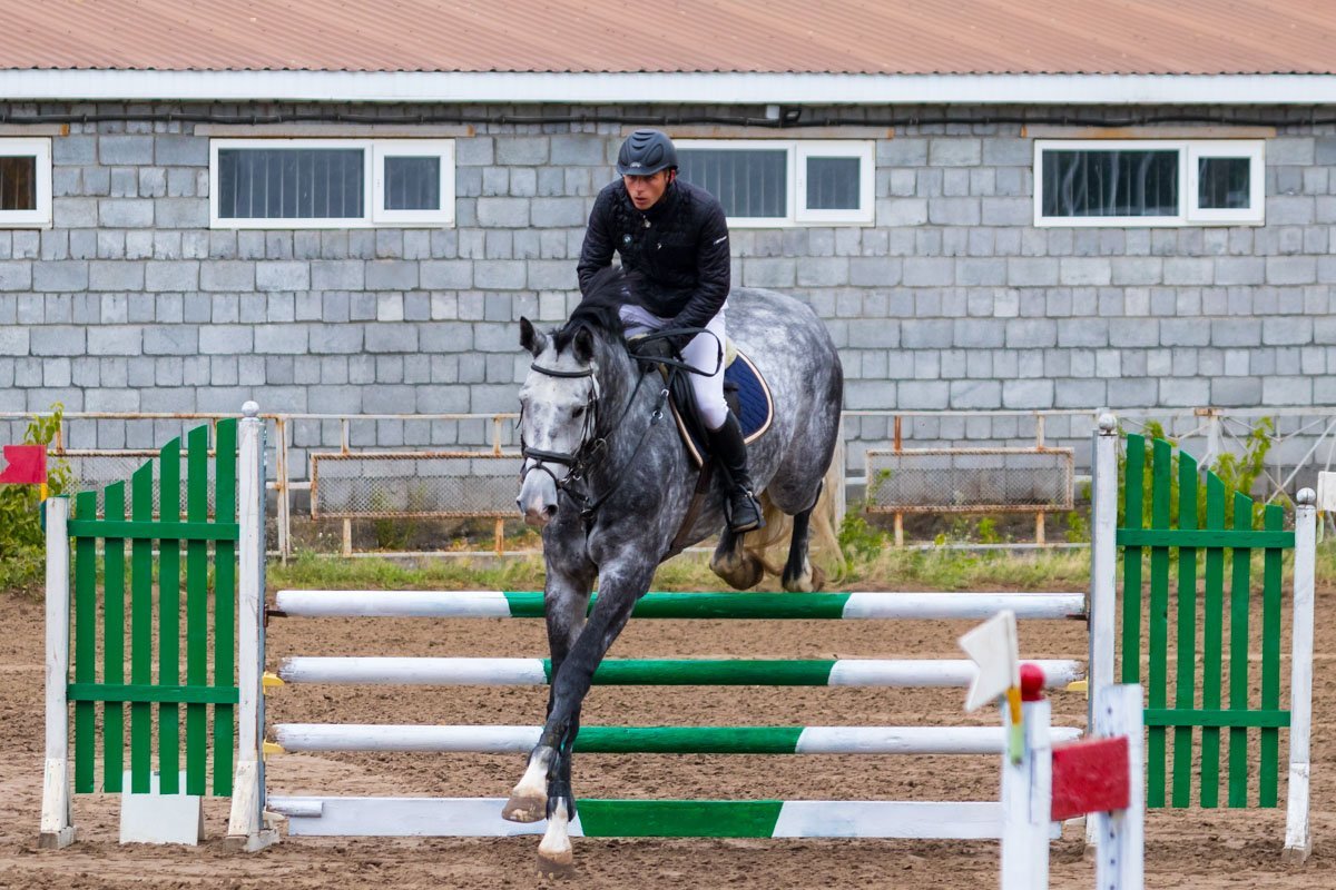 За здоровьем участников следили медики, возле ипподрома дежурила карета скорой помощи