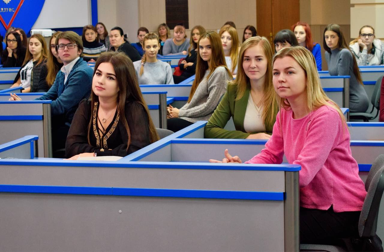 Многие студенты пришли пообщаться с ведущей